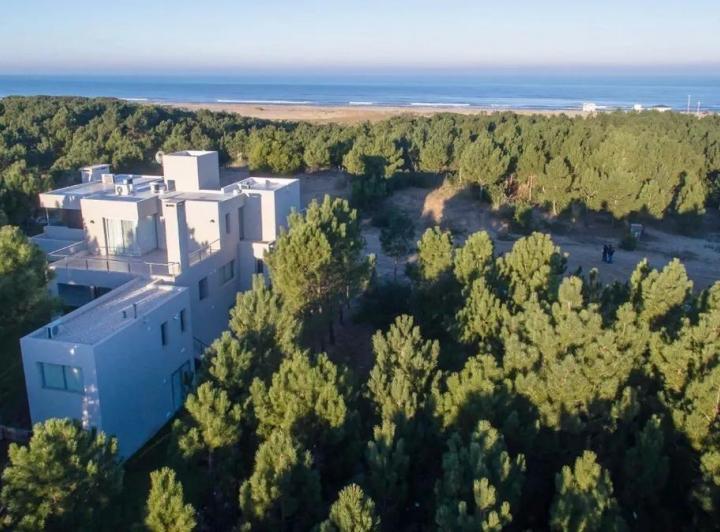 Casa · 385m² · 8 Ambientes · 1 Cochera
