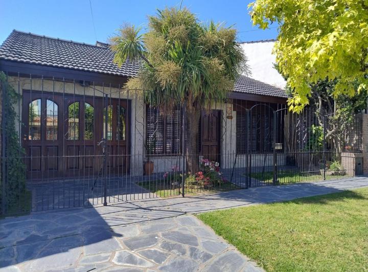 Casa · 130m² · 3 Ambientes · 2 Cocheras