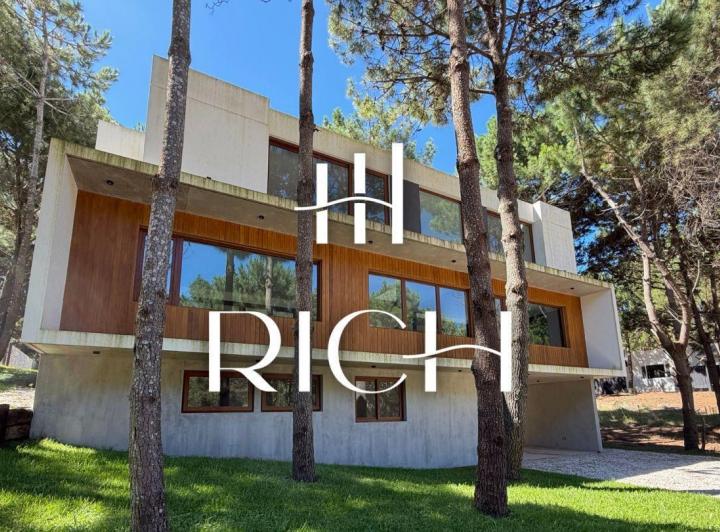 Casa · 258m² · 6 Ambientes · 2 Cocheras