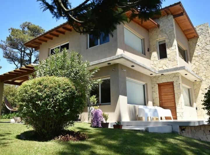 Casa · 550m² · 6 Ambientes · 4 Cocheras