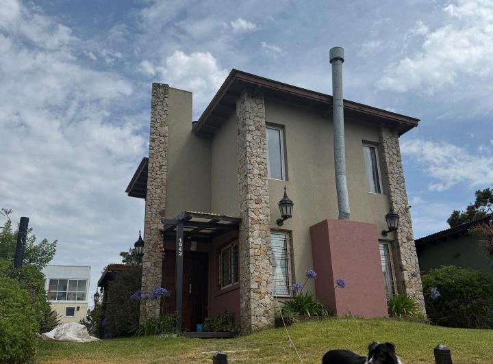 Casa · 90m² · 3 Ambientes · 1 Cochera