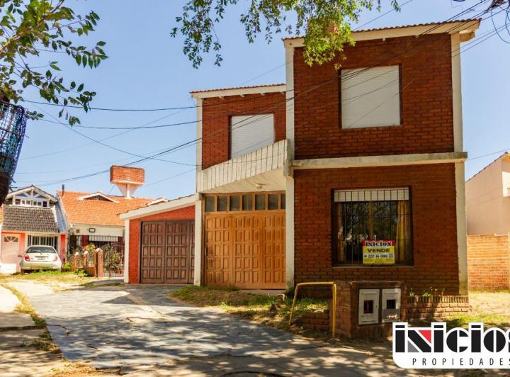 Casa · 1m² · 4 Ambientes · 1 Cochera