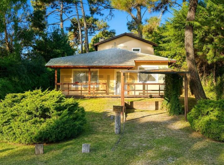 Casa · 180m² · 5 Ambientes · 1 Cochera
