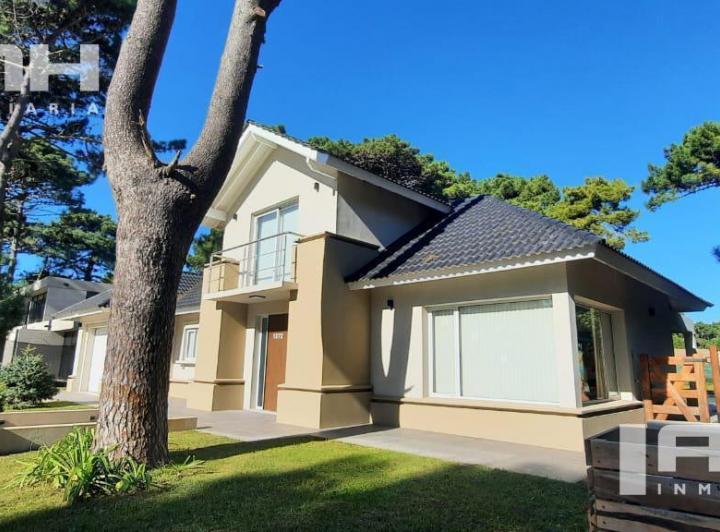 Casa · 240m² · 5 Ambientes · 1 Cochera