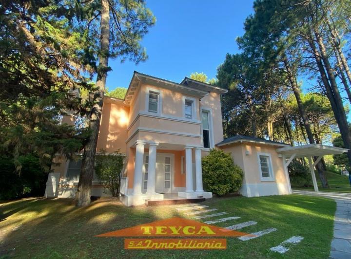 Casa · 250m² · 4 Ambientes · 1 Cochera