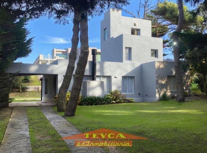 Casa · 182m² · 4 Ambientes · 1 Cochera