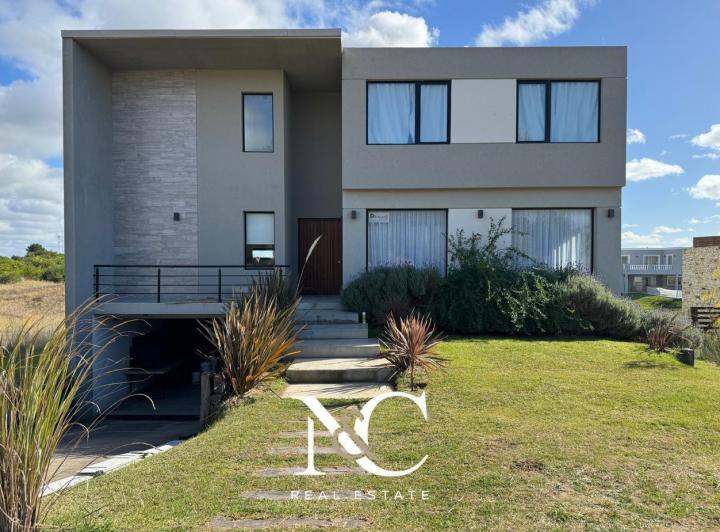 Casa · 205m² · 5 Ambientes · 2 Cocheras
