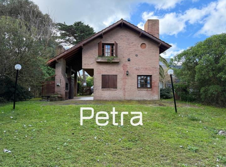 Casa · 465m² · 4 Ambientes · 1 Cochera