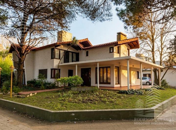 Casa · 199m² · 10 Ambientes · 2 Cocheras