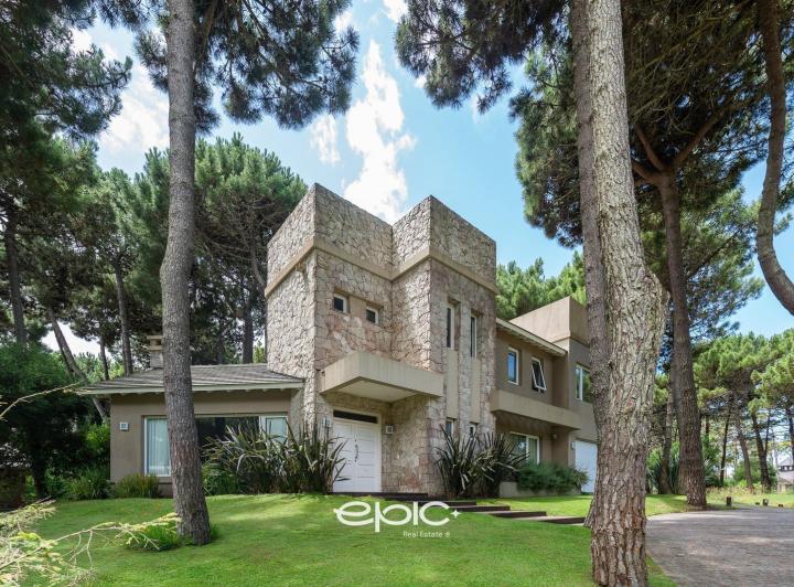 Casa · 269m² · 6 Ambientes · 4 Cocheras