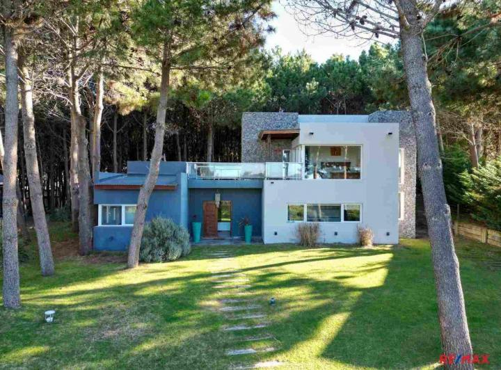 Casa · 180m² · 5 Ambientes