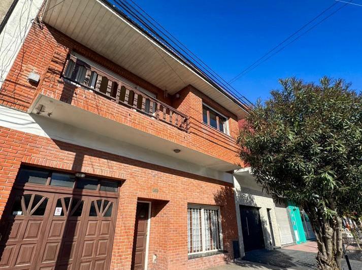 Casa · 230m² · 5 Ambientes · 1 Cochera