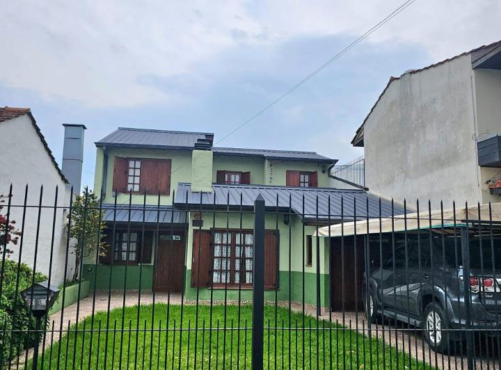 Casa · 214m² · 3 Dormitorios · 2 Cocheras