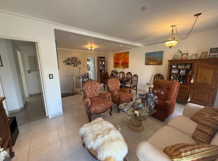 Casa · 224m² · 5 Ambientes · 1 Cochera