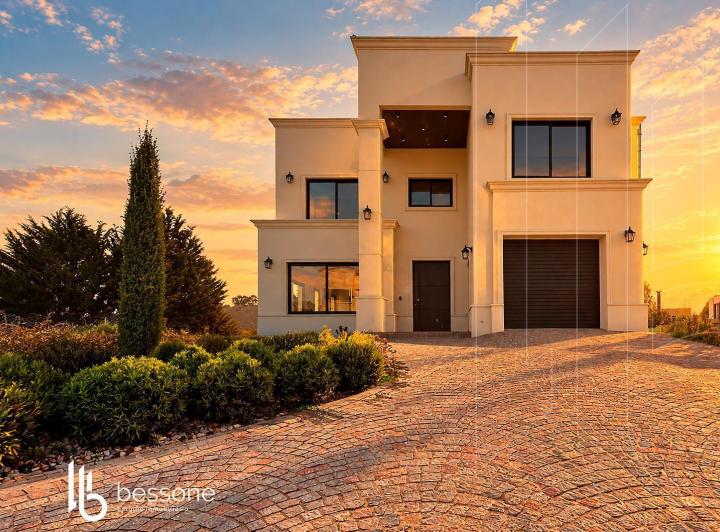 Casa · 260m² · 5 Ambientes · 2 Cocheras