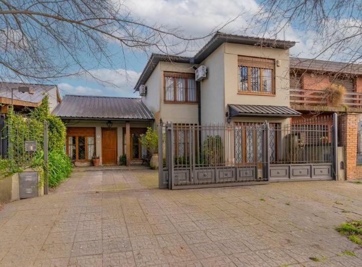 Casa · 330m² · 5 Ambientes · 2 Cocheras