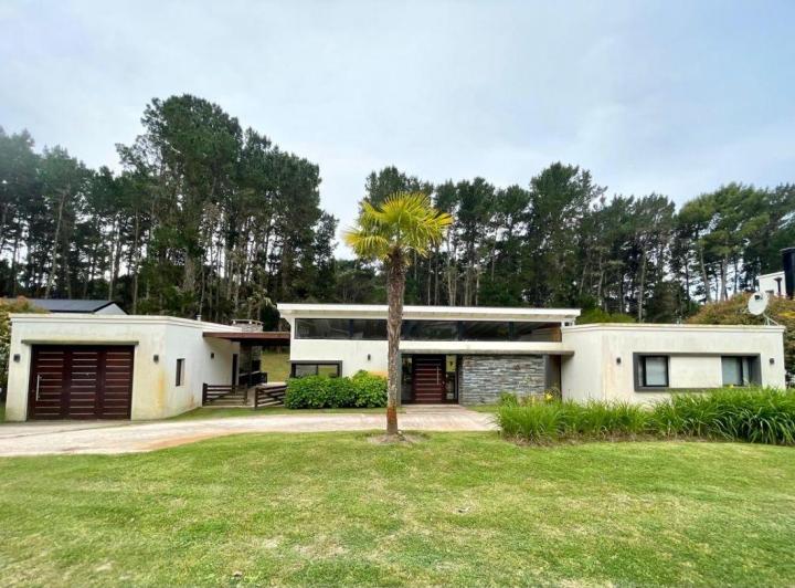 Casa · 243m² · 5 Ambientes · 1 Cochera