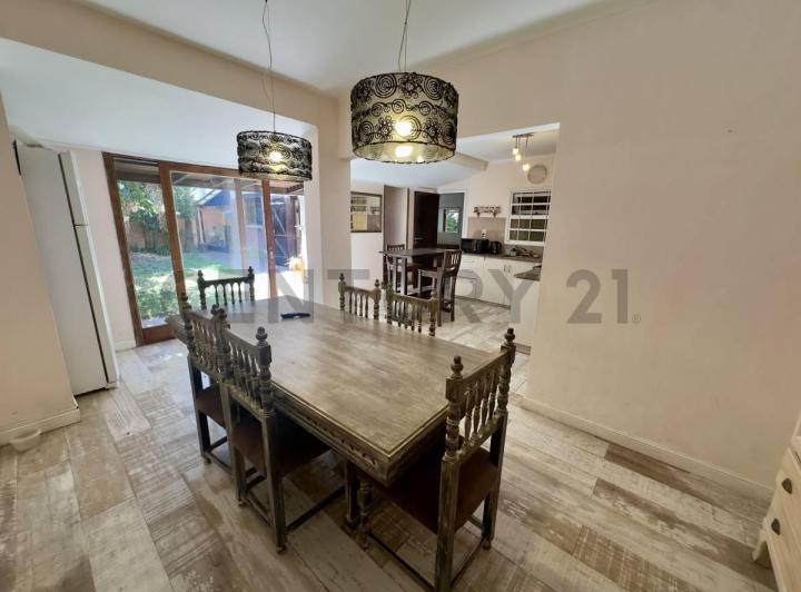Casa · 217m² · 4 Ambientes · 3 Cocheras