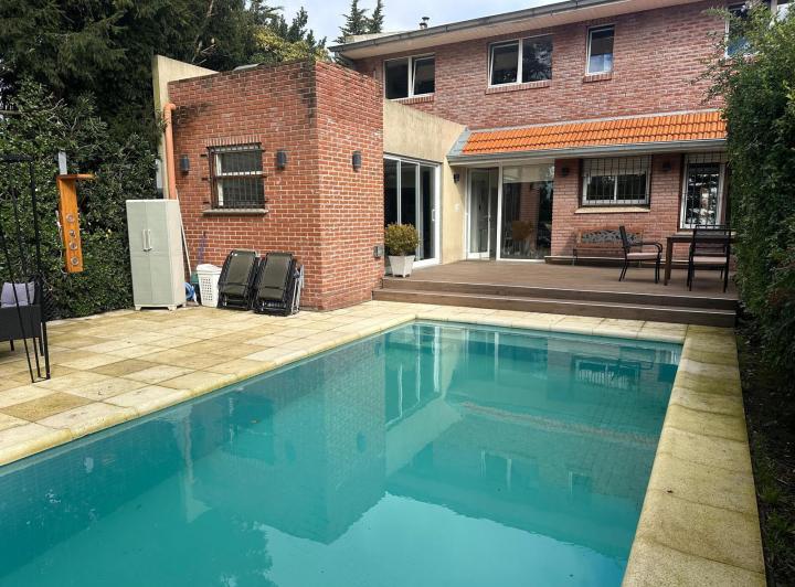 Casa · 210m² · 5 Ambientes · 2 Cocheras