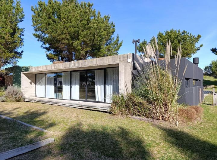 Casa · 1000m² · 5 Ambientes · 4 Cocheras