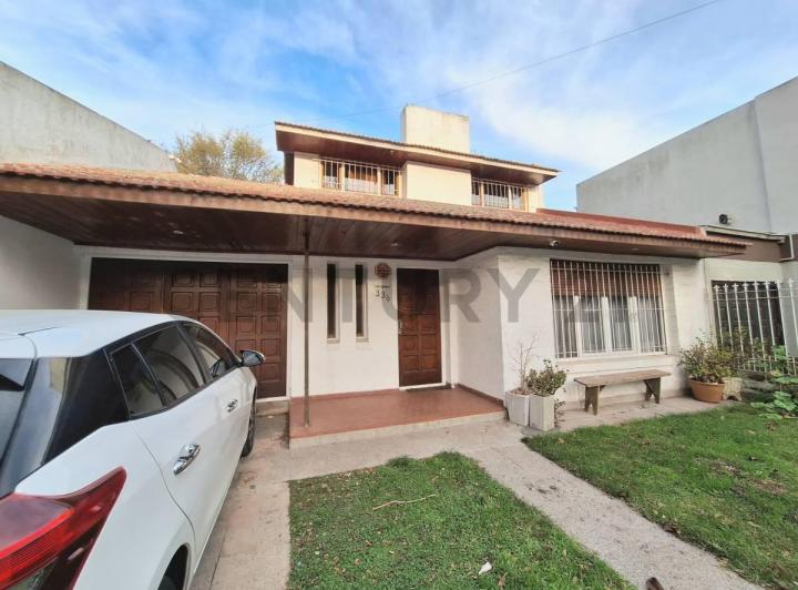 Casa · 220m² · 4 Ambientes · 1 Cochera