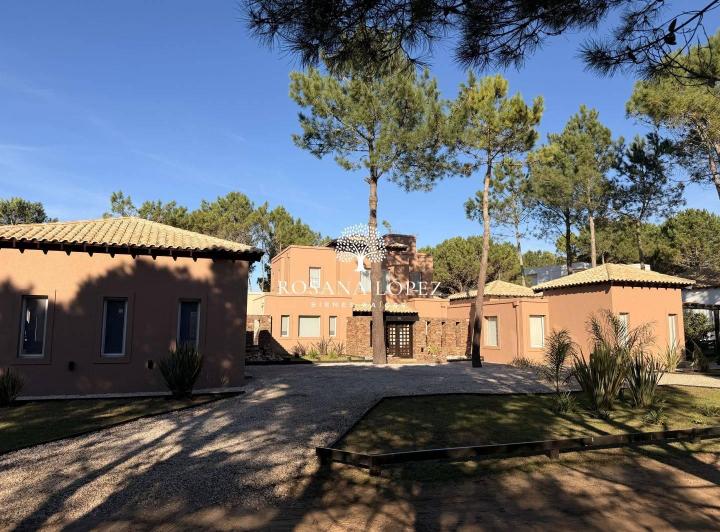 Casa · 456m² · 5 Ambientes · 2 Cocheras