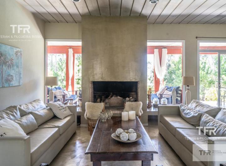 Casa · 350m² · 7 Ambientes · 1 Cochera