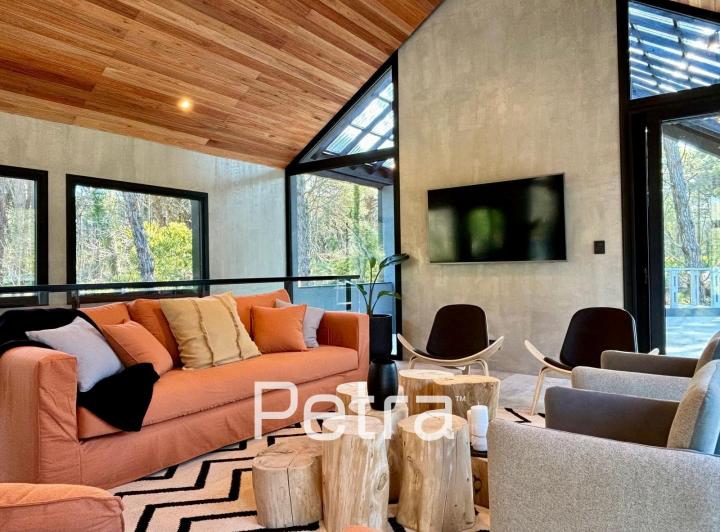 Casa · 270m² · 5 Ambientes · 2 Cocheras