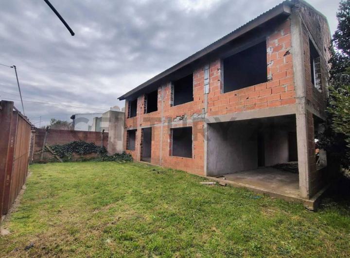 Casa · 225m² · 5 Ambientes · 2 Cocheras