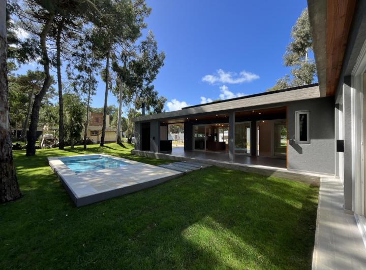 Casa · 210m² · 4 Ambientes · 1 Cochera
