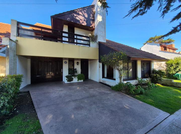 Casa · 245m² · 5 Ambientes · 2 Cocheras