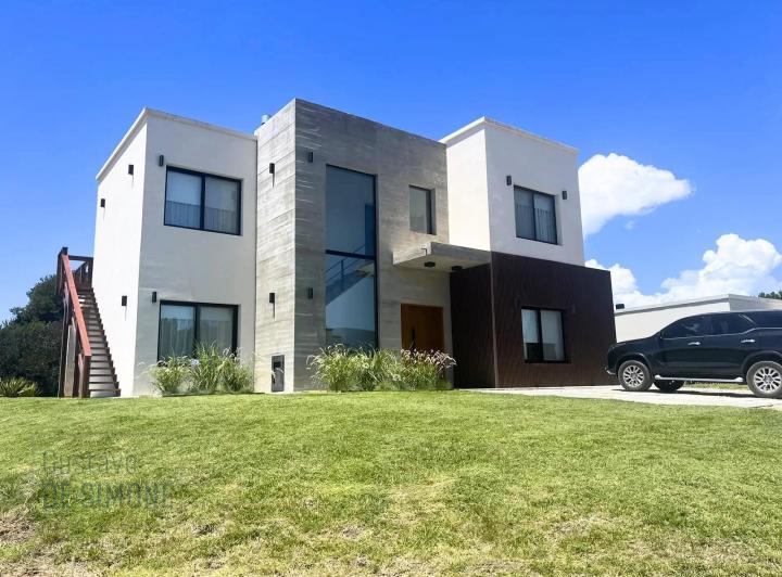 Casa · 215m² · 6 Ambientes · 6 Cocheras