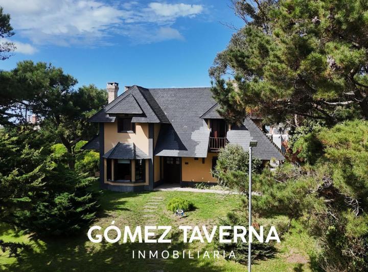 Casa · 293m² · 5 Ambientes · 2 Cocheras