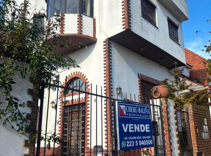 Casa · 230m² · 5 Ambientes · 4 Cocheras