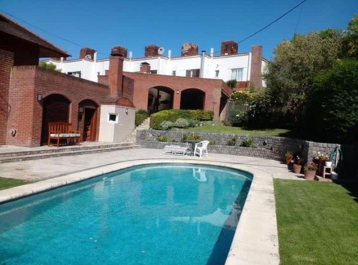Casa · 380m² · 8 Ambientes · 4 Cocheras