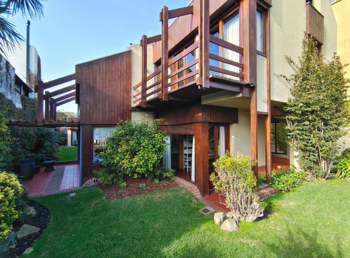 Casa · 433m² · 6 Ambientes · 2 Cocheras