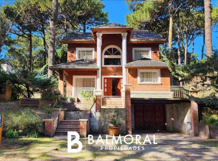 Casa · 274m² · 4 Ambientes · 1 Cochera