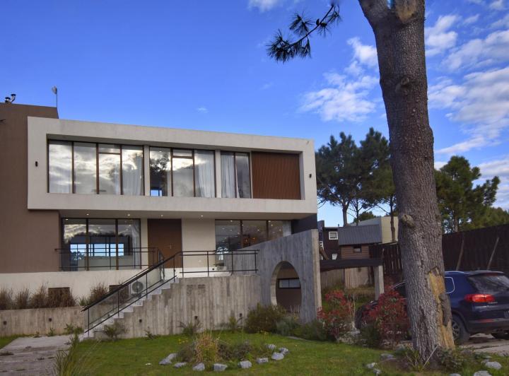 Casa · 330m² · 6 Dormitorios · 2 Cocheras