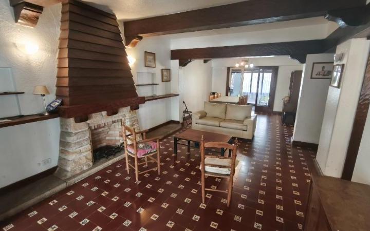 Casa · 220m² · 6 Ambientes · 1 Cochera