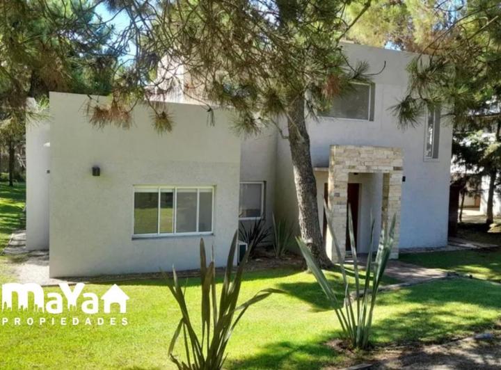 Casa · 220m² · 6 Ambientes · 5 Cocheras