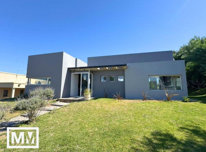 Casa · 190m² · 4 Ambientes · 1 Cochera