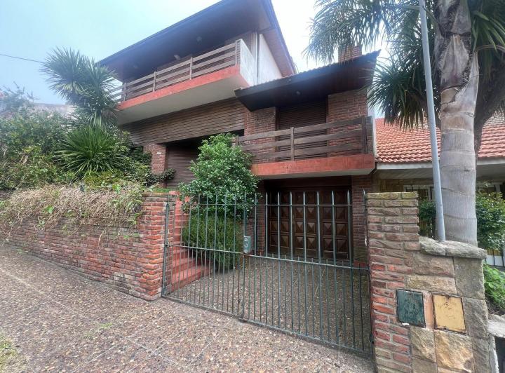 Casa · 341m² · 6 Ambientes · 1 Cochera