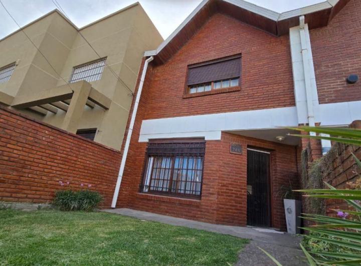 Casa · 95m² · 4 Ambientes · 2 Cocheras