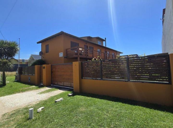 Casa · 230m² · 2 Ambientes · 1 Cochera