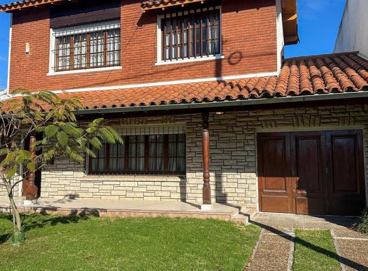 Casa · 211m² · 4 Ambientes · 1 Cochera