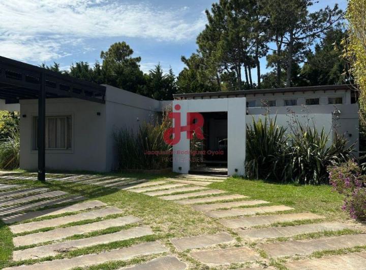 Casa · 198m² · 5 Ambientes · 2 Cocheras