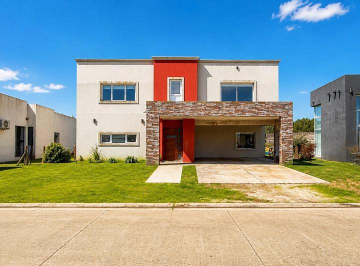 Casa · 200m² · 5 Ambientes · 2 Cocheras