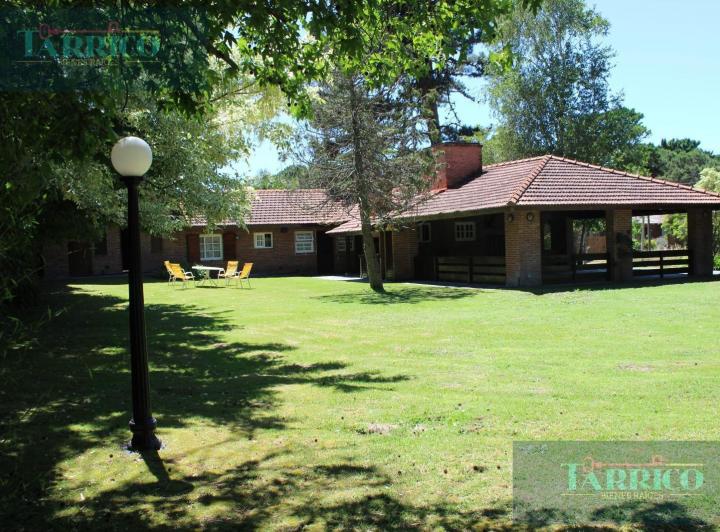 Casa · 306m² · 6 Ambientes · 6 Cocheras