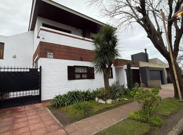 Casa · 200m² · 5 Ambientes