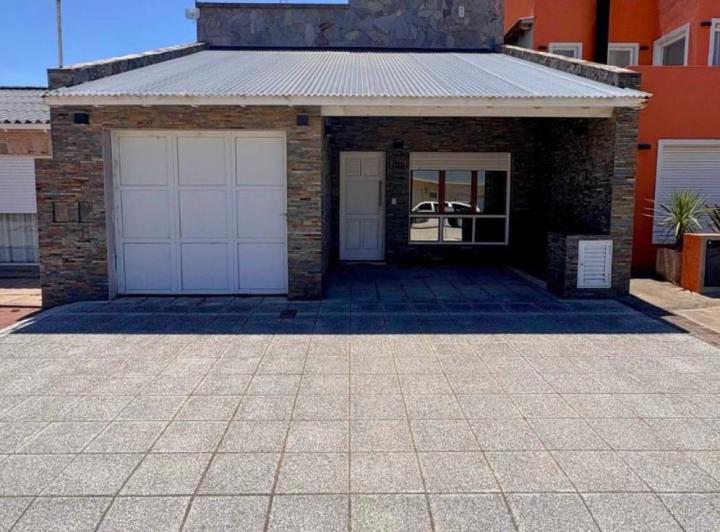 Casa · 270m² · 5 Dormitorios · 1 Cochera